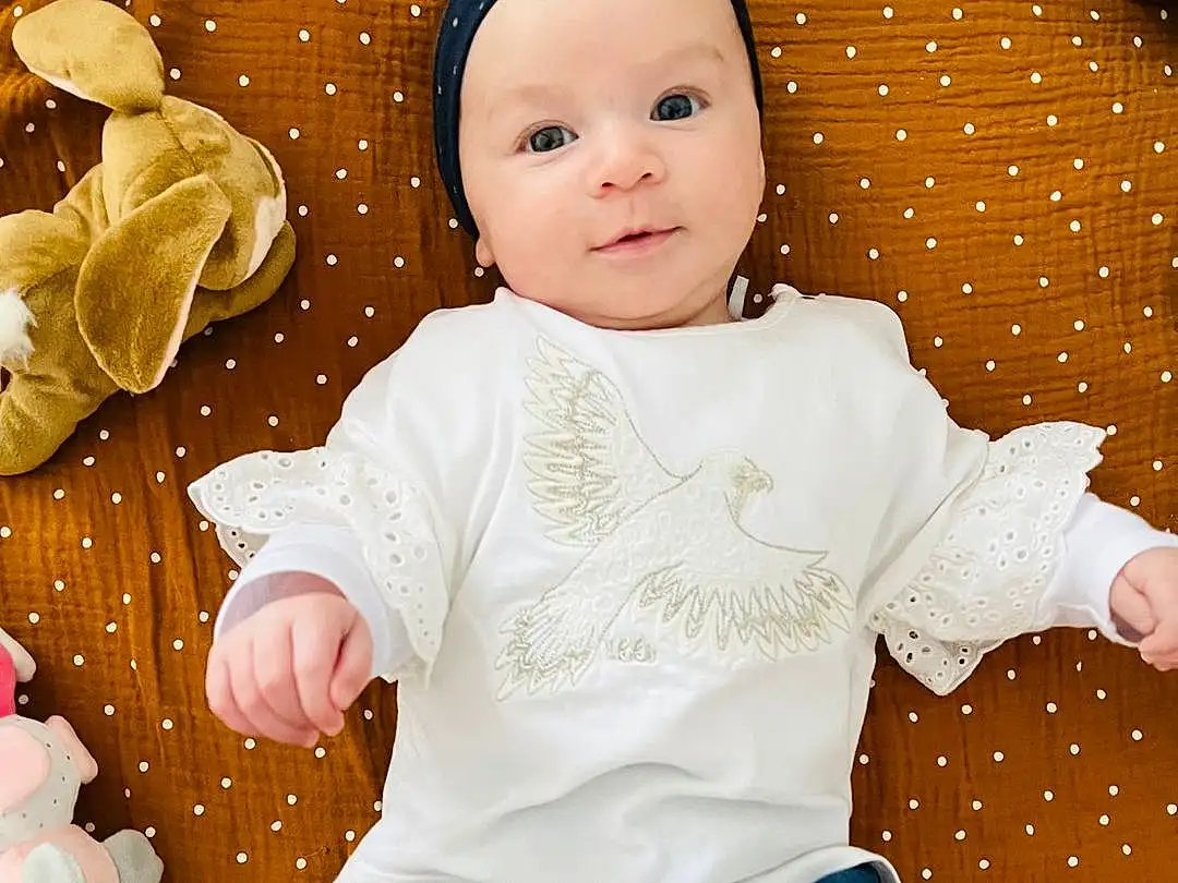 Joue, Jeans, Photograph, Facial Expression, Blanc, Textile, Baby & Toddler Clothing, Happy, Sleeve, Sourire, People In Nature, Fun, Bambin, Baby, People, Pattern, Beauty, Enfant, Circle, Personne, Headwear
