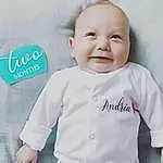 Visage, Sourire, Coiffure, Facial Expression, Blanc, Azure, Neck, Baby & Toddler Clothing, Textile, Sleeve, Happy, Debout, Gesture, Grey, Baby, Cool, T-shirt, Bambin, Font, Personne, Joy