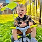 Visage, Shorts, Shoe, Sourire, Yeux, Jambe, Green, People In Nature, Happy, Yellow, Dress, Baby & Toddler Clothing, Bambin, Herbe, Sneakers, Leisure, Summer, Fun, Recreation, Baby, Personne