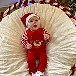Santa Claus, Baby & Toddler Clothing, Baby, Costume Hat, Christmas Ornament, Plante, Comfort, Happy, Lap, Arbre, Bambin, Event, Christmas Decoration, Ornament, Fictional Character, Holiday Ornament, Chapi Chapo, Holiday, Noël, Poil, Personne, Headwear