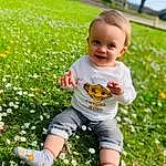 Plante, Sourire, People In Nature, Green, Leaf, Baby & Toddler Clothing, Happy, Herbe, Sunlight, Bambin, Groundcover, Leisure, Meadow, Pelouse, Shorts, Knee, Enfant, Fun, Arbre, Personne, Joy