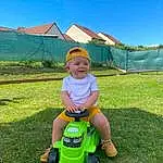 Ciel, Plante, People In Nature, Herbe, Mower, Jouets, Leisure, Lawn Mower, Happy, Grassland, Bambin, Baby & Toddler Clothing, Baby, Pelouse, Landscape, Fun, Electric Blue, Shade, Toy Vehicle, Enfant, Personne, Joy, Headwear
