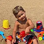 Sourire, Jambe, People In Nature, Chapi Chapo, Jouets, People On Beach, Happy, Fun, Bambin, Sand, Enfant, Leisure, Thigh, Beauty, Recreation, Plage, Human Leg, Event, Sun Hat, Personne, Joy