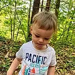 Plante, Arbre, Sleeve, People In Nature, Terrestrial Plant, Herbe, Baby & Toddler Clothing, Happy, Leisure, T-shirt, Bambin, Electric Blue, Forêt, Recreation, Bois, Trunk, Fun, Jungle, Woodland, Natural Landscape, Personne