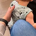 Joint, Peau, Head, Jeans, Hand, Coiffure, Shoulder, Jambe, Muscle, Human Body, Comfort, Neck, Textile, Sleeve, Knee, Gesture, Thigh, Waist, Elbow, Baby & Toddler Clothing