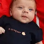 Nez, Visage, Joue, Peau, Lip, Chin, Eyebrow, Yeux, Sourire, Neck, Sleeve, Iris, Baby & Toddler Clothing, Baby, Bambin, Red, Happy, T-shirt, Flash Photography, Enfant, Personne