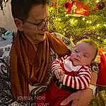 Lunettes, Christmas Tree, Facial Expression, Sourire, Christmas Ornament, Happy, Lap, Baby, Bambin, Ornament, Event, Christmas Decoration, Tradition, Fun, Holiday, Noël, People In Nature, Arbre, Jewellery, Christmas Eve, Personne