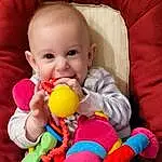 Joue, Jouets, Human Body, Baby Playing With Toys, Happy, Rose, Bambin, Fun, Baby, Enfant, Baby Products, Stuffed Toy, Comfort, Baby & Toddler Clothing, Baby Toys, Sourire, Leisure, Play, Event, Peluches, Personne