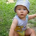 Peau, People In Nature, Herbe, Baby & Toddler Clothing, Baby, Cap, Headgear, Bambin, Enfant, Beauty, Happy, Assis, Fashion Accessory, Fun, Plante, Pattern, Personne, Headwear