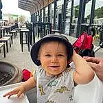 Sourire, Voyages, Leisure, Happy, Public Space, Morning, Ciel, Fun, Bambin, Chapi Chapo, Recreation, Outdoor Furniture, Tourism, Vacation, Assis, Chair, Table, Enfant, Arbre, Baby, Personne, Joy, Headwear