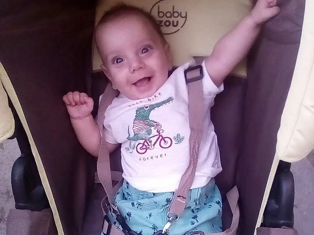 Joue, Joint, Bras, Sourire, Yeux, Jambe, Baby & Toddler Clothing, Sleeve, Comfort, Purple, Baby, Chair, Rose, Finger, Thigh, Bambin, Trunk, Baby Carriage, T-shirt, Personne, Joy