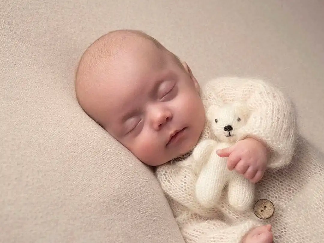 Nez, Joue, Head, Peau, Yeux, Comfort, Jouets, Human Body, Oreille, Baby Sleeping, Gesture, Baby, Museau, Linens, Stuffed Toy, Bedtime, Baby Products, Teddy Bear, Baby & Toddler Clothing, Bed, Personne
