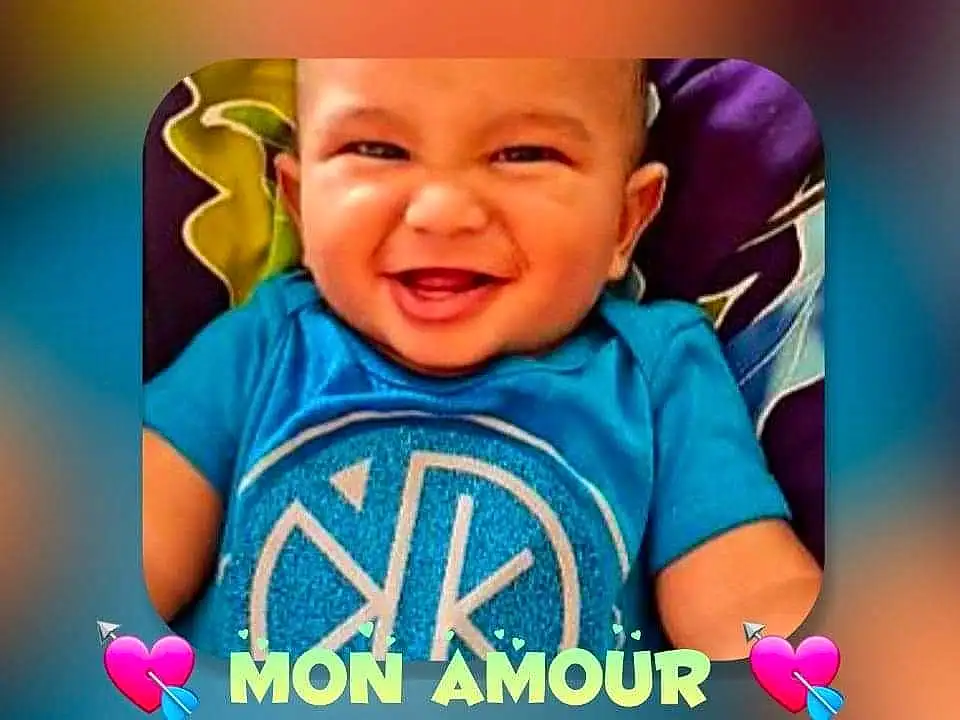 Sourire, Azure, Baby & Toddler Clothing, Sleeve, Happy, Baby, Cool, Bambin, Fun, T-shirt, Electric Blue, Baby Laughing, Font, Enfant, Magenta, LÃ©gende de la photo, Play, Pattern, Baby Products, Personne, Headwear
