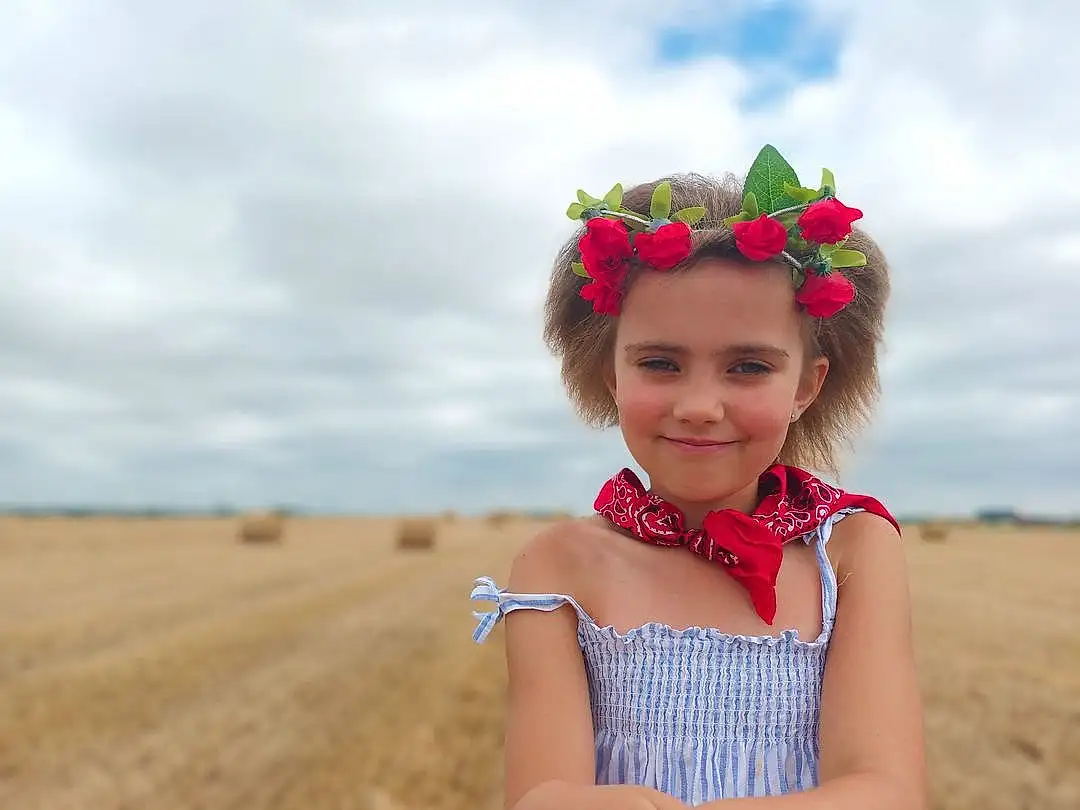 Sourire, Cloud, Head, Ciel, Yeux, People In Nature, Fleur, Happy, Flash Photography, Headgear, Herbe, Voyages, Bambin, Fun, Baby & Toddler Clothing, People, Grassland, Landscape, Magenta, Sand, Personne, Joy, Headwear