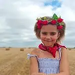 Sourire, Cloud, Head, Ciel, Yeux, People In Nature, Fleur, Happy, Flash Photography, Headgear, Herbe, Voyages, Bambin, Fun, Baby & Toddler Clothing, People, Grassland, Landscape, Magenta, Sand, Personne, Joy, Headwear