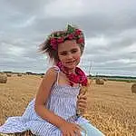Ciel, Sourire, Cloud, Plante, People In Nature, Happy, Herbe, Agriculture, Headgear, Summer, Grassland, Baby & Toddler Clothing, Plain, Landscape, Meadow, Voyages, Bambin, Prairie, Field, Personne, Joy, Headwear