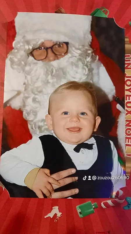 Visage, Lunettes, Chin, Sourire, Coiffure, Photograph, Facial Expression, Blanc, Vision Care, Beard, Happy, Baby, Bambin, Red, Santa Claus, People, Baby & Toddler Clothing, Fun, Enfant, Personne, Joy