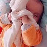 Peau, Hand, Orange, Textile, Comfort, Gesture, Rose, Thumb, Finger, Nail, Baby, Baby & Toddler Clothing, Bambin, Peach, Enfant, Human Leg, Foot, Dessert, Event