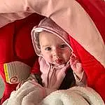 Visage, Peau, Head, Lip, Yeux, Sourire, Comfort, Human Body, Textile, Sleeve, Baby, Gesture, Headgear, Happy, Finger, Bambin, Linens, Baby Products, Enfant, Fashion Accessory, Personne, Headwear