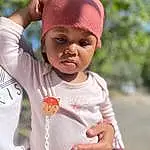 Clothing, Visage, Joue, Peau, Head, Lip, Yeux, Facial Expression, Cap, Neck, Sleeve, Baby, Baby & Toddler Clothing, Rose, Gesture, Happy, Bambin, Headgear, Cool, Red, Personne, Headwear