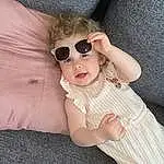 Lunettes, Joint, Head, Peau, Lip, Hand, Yeux, Vision Care, Goggles, Jambe, Sunglasses, Eyewear, Human Body, Comfort, Textile, Sleeve, Cap, Finger, Sun Hat, Baby & Toddler Clothing, Personne