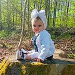 Plante, People In Nature, Arbre, Natural Environment, Baby & Toddler Clothing, Herbe, Sunlight, Biome, Baby, Bambin, Bois, Recreation, ForÃªt, Leisure, Woodland, Assis, Landscape, Wilderness, Natural Landscape, Enfant, Personne