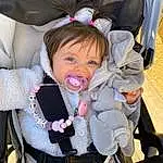 Visage, Joue, Facial Expression, Blanc, Comfort, Baby, Baby Carriage, Iris, Bambin, Car Seat, Baby Safety, Enfant, Baby & Toddler Clothing, Baby In Car Seat, Auto Part, Baby Products, Event, Assis, Lap, Happy, Personne