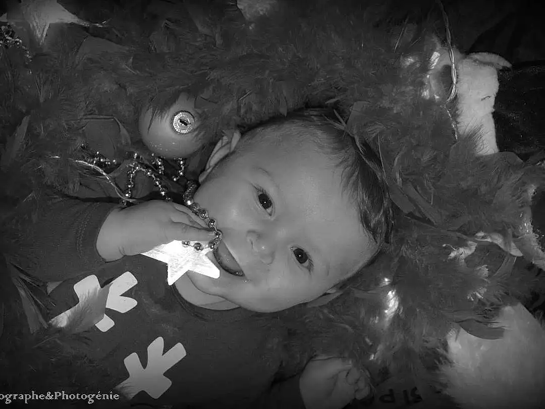 Joue, Flash Photography, Happy, Black-and-white, Cloud, Style, Baby, Jouets, Bambin, Christmas Ornament, Darkness, Herbe, Noir & Blanc, Monochrome, Event, Enfant, Holiday, Sourire, Fun, Personne