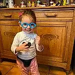Lunettes, Sourire, Coiffure, Cabinetry, Vision Care, Goggles, Bois, Sunglasses, Kitchen Appliance, Drawer, Kitchen, Eyewear, Bambin, Countertop, Fun, Chest Of Drawers, T-shirt, Major Appliance, Personne, Joy
