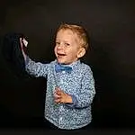 Joue, Sourire, Shirt, Flash Photography, Sleeve, Gesture, Baby & Toddler Clothing, Happy, Bambin, T-shirt, Elbow, Baby, Electric Blue, Pattern, Event, Enfant, Thumb, Fun, Darkness, Portrait Photography, Personne