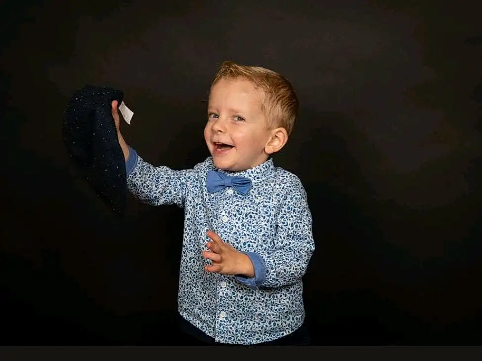 Joue, Sourire, Shirt, Flash Photography, Sleeve, Gesture, Baby & Toddler Clothing, Happy, Bambin, T-shirt, Elbow, Baby, Electric Blue, Pattern, Event, Enfant, Thumb, Fun, Darkness, Portrait Photography, Personne