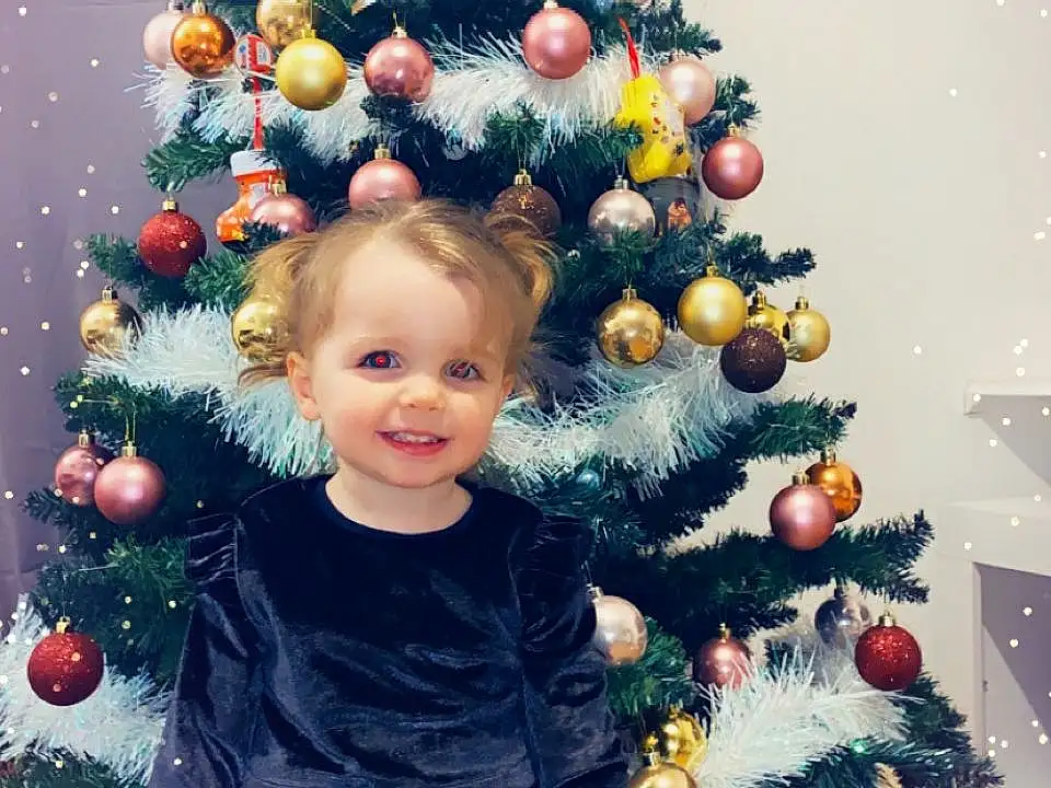Christmas Tree, Head, Sourire, Christmas Ornament, Photograph, Facial Expression, Blanc, Human Body, Holiday Ornament, Debout, Happy, Christmas Decoration, Bambin, Evergreen, Ornament, Woody Plant, People, Baby & Toddler Clothing, Beauty, Christmas Eve, Personne, Joy