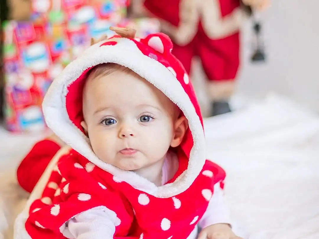 Visage, Head, Human Body, Sleeve, Baby & Toddler Clothing, Happy, Baby, Headgear, Bambin, Cap, Red, Santa Claus, People, Enfant, Fun, Fictional Character, Arbre, Holiday, Event, NoÃ«l, Personne