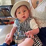 Peau, Facial Expression, Baby & Toddler Clothing, Chapi Chapo, Fashion, Sleeve, Iris, Rose, Baby, Bambin, Comfort, Happy, Sun Hat, Enfant, Beauty, Pattern, Knee, Assis, Couch, Personne, Headwear