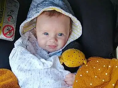 Joue, Peau, VÃªtements dâ€™extÃ©rieur, Facial Expression, Comfort, Sourire, Sleeve, Baby & Toddler Clothing, Headgear, Baby, Bambin, Enfant, Tin Can, Happy, Linens, Assis, Fashion Accessory, Baby Products, Pattern, Personne