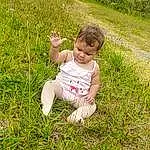 Plante, People In Nature, Baby & Toddler Clothing, Herbe, Happy, Baby, Groundcover, Bambin, Grassland, Meadow, Pelouse, Prairie, Assis, Soil, Foot, Enfant, Field, Personne
