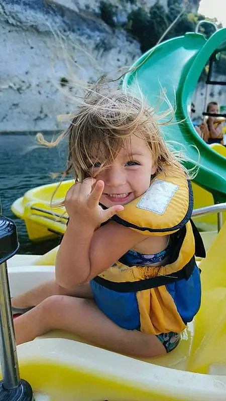 Sourire, Eau, Yellow, Outdoor Recreation, Boats And Boating--equipment And Supplies, Happy, Leisure, Fun, Bambin, Recreation, Swimwear, Thigh, Personal Protective Equipment, Lifejacket, Enfant, Brassiere, Nonbuilding Structure, Vacation, Water Transportation, Parc Aquatique, Personne, Joy