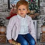 Jeans, Coiffure, Yeux, Christmas Tree, Blanc, Jambe, Bleu, Sleeve, Debout, Baby & Toddler Clothing, Bois, Bambin, Happy, People, Arbre, Denim, Event, Hiver, Chair, Personne