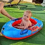 Eau, Herbe, Leisure, Jouets, Bambin, Tubing, Summer, Fun, Recreation, Baby, Pelouse, Sourire, Enfant, Bathing, Event, Inflatable, Play, Nonbuilding Structure, Chair, Baby Products, Personne