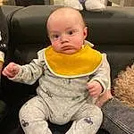 Joue, Peau, Human Body, Comfort, Baby & Toddler Clothing, Gesture, Baby, Finger, Baby Safety, Bambin, Enfant, Thumb, Baby Sleeping, Baby Products, Assis, Fun, Stuffed Toy, Room, Happy, Poil, Personne
