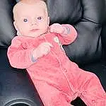 Joue, Peau, Facial Expression, Sleeve, Baby & Toddler Clothing, Rose, Baby, Red, Bambin, Comfort, Enfant, Thumb, Doll, Automotive Tire, Nail, Audio Equipment, Baby Products, Magenta, Carmine, Pattern, Personne