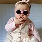 Lunettes, Lip, Goggles, VÃªtements dâ€™extÃ©rieur, Vision Care, Sunglasses, Blanc, Sleeve, Eyewear, Baby & Toddler Clothing, Collar, Rose, Baby, Comfort, Personal Protective Equipment, Eye Glass Accessory, Street Fashion, Bambin, Fashion Accessory, Poil, Personne