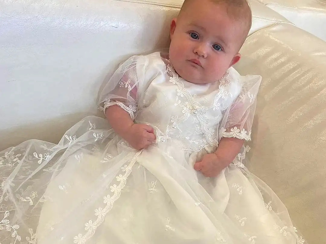 Peau, Dress, Baby & Toddler Clothing, Baby, Rose, Bambin, Bathtub, Happy, Embellishment, Petal, Bridal Accessory, Gown, Formal Wear, Bridal Party Dress, Linens, Baby Products, Bridal Clothing, Wedding Ceremony Supply, Enfant, Personne
