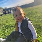 Cloud, Ciel, Plante, Sourire, People In Nature, Happy, Debout, Flash Photography, Herbe, Baby & Toddler Clothing, Bambin, Grassland, Rural Area, Landscape, Fun, Meadow, Baby, Leisure, Prairie, Field, Personne, Joy