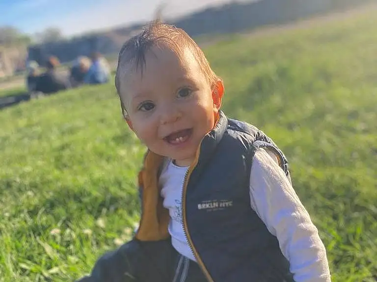 Cloud, Ciel, Plante, Sourire, People In Nature, Happy, Debout, Flash Photography, Herbe, Baby & Toddler Clothing, Bambin, Grassland, Rural Area, Landscape, Fun, Meadow, Baby, Leisure, Prairie, Field, Personne, Joy
