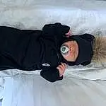 Yeux, Comfort, Human Body, Sleeve, Textile, Grey, Linens, Hiver, Couch, Wrist, Poil, Room, Baby & Toddler Clothing, Assis, Bambin, Baby Products, Freezing, Baby, Sieste, Neige, Personne, Headwear