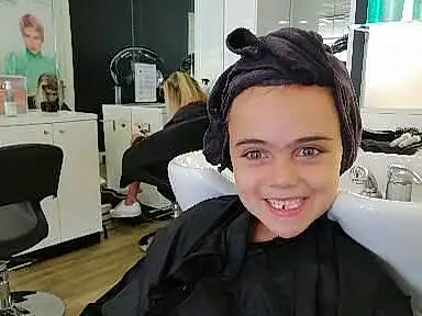 Sourire, Coiffure, Eyebrow, Beauty Salon, Sleeve, Chair, Computer Keyboard, Black Hair, White-collar Worker, Office Chair, Peripheral, Fashion Design, Happy, Input Device, Makeover, Formal Wear, Job, Desk, Typing, Employment, Personne, Joy, Blurred