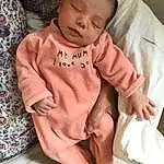 Joue, Peau, Head, Hand, Facial Expression, Mouth, Comfort, Human Body, Baby & Toddler Clothing, Sleeve, Gesture, Baby, Finger, Baby Sleeping, Bambin, Enfant, Thumb, Chest, Personne