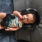 Visage, Head, Hand, Yeux, Human Body, Flash Photography, Helmet, Headgear, Eyewear, Baby Carriage, Baby, Baby & Toddler Clothing, Bambin, Personal Protective Equipment, Cap, Fun, Audio Equipment, Baby Products, Thigh, Assis, Personne