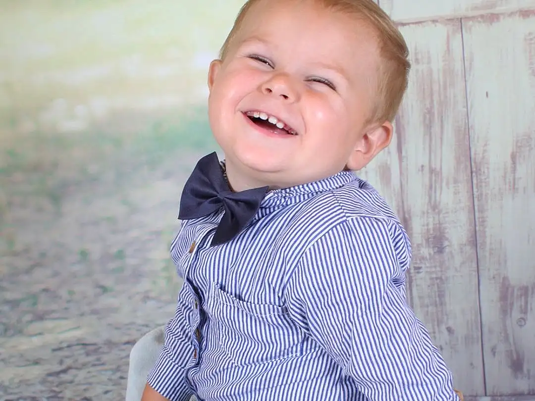 Visage, Sourire, Head, Peau, Shirt, Yeux, Baby & Toddler Clothing, Bois, Flash Photography, Dress Shirt, Sleeve, People In Nature, Debout, Happy, Dress, Yellow, Bambin, Herbe, Enfant, T-shirt, Personne, Joy